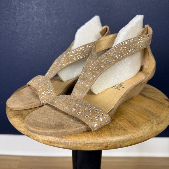 Cloudwalkers NWOT “Holly” Embellished Tan Wedge Sandals, Size 10 WIDE - Picture 1 of 7